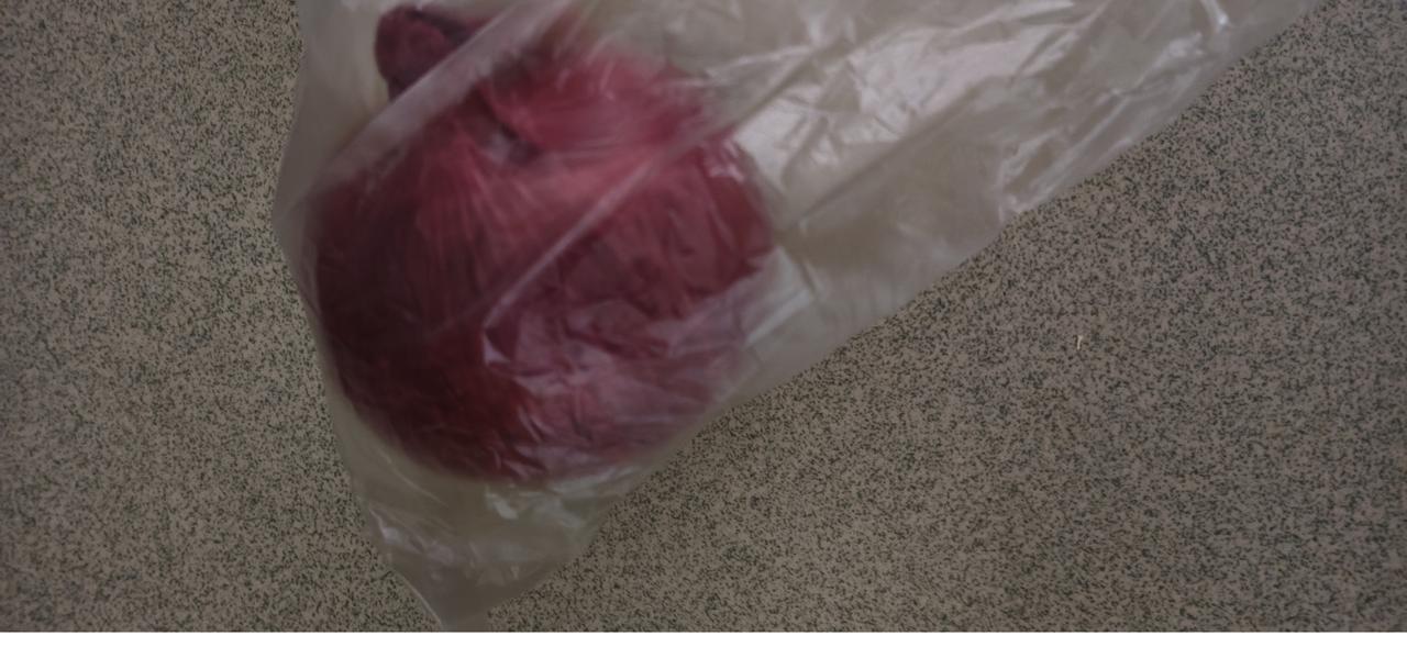 人，到了一定的年龄，连买菜也吃力。
今早，买了鸡蛋30个，一个洋葱，三个大的西红