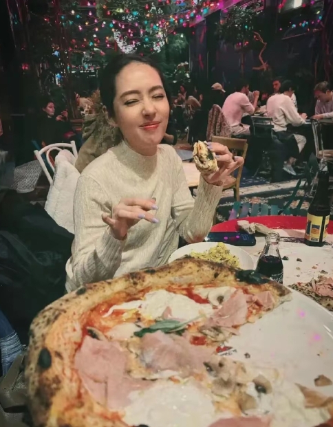 6月9日郭碧婷晒库存照，配文俏皮，尽显软萌。婚后她低调许多，此次独身放飞自我，对
