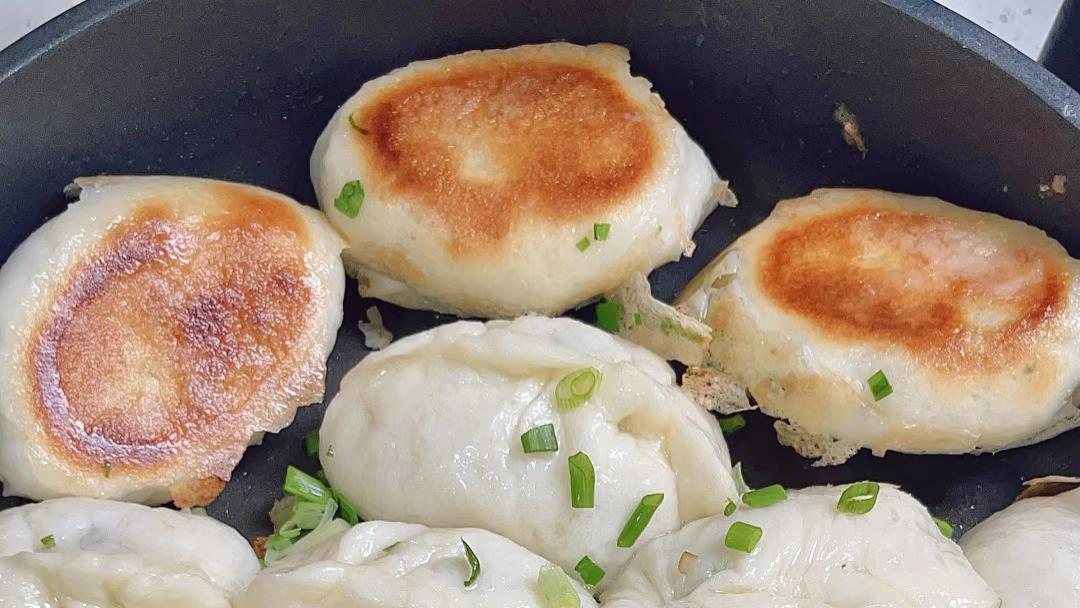 韭菜鸡蛋粉丝水煎包：一口酥脆三重鲜的厨房狂欢