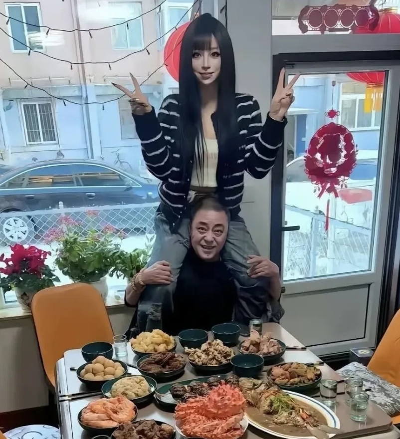这女生在家里的地位一定很高