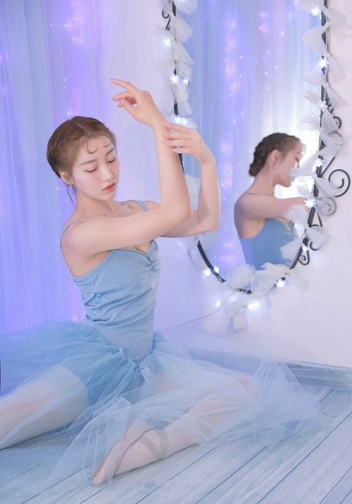 笑话：一老头摆摊卖大蒜。过来一老太太：“蒜怎么卖的呀？” 
  老头：“四块！”