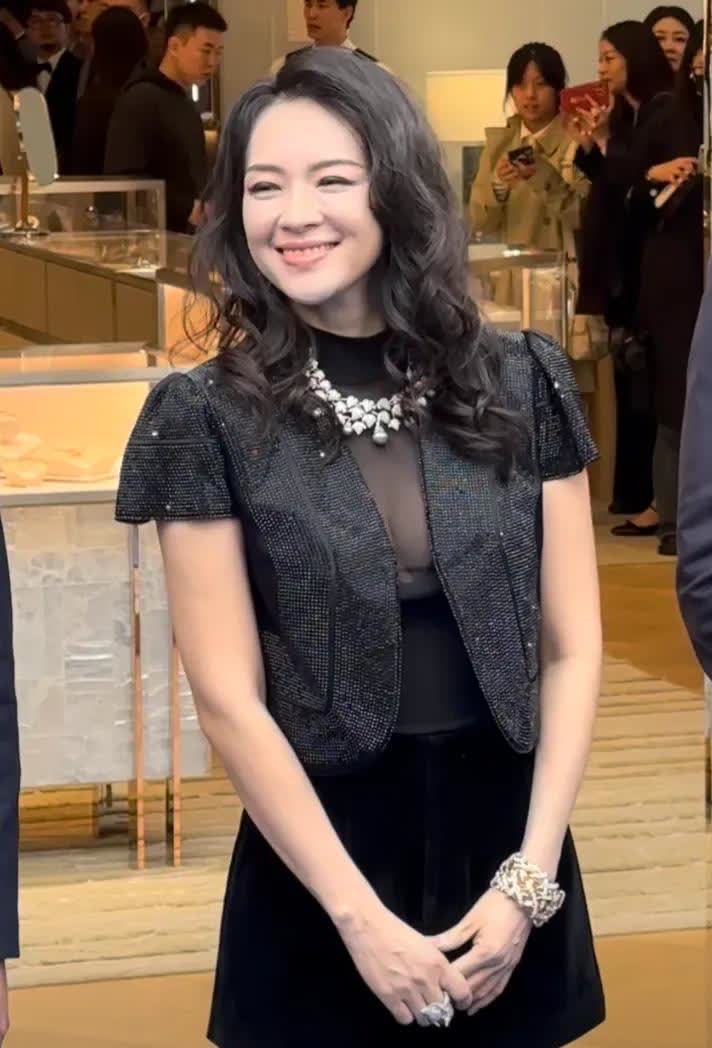 章子怡气质真是越来越小家子气了，面对镜头怯怯的。
她如果像巩俐一样退隐，必然也
