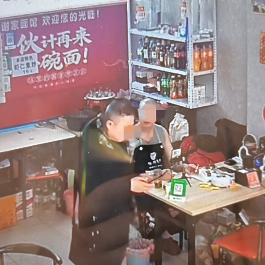 事发黑龙江，一大叔带小孙子进餐馆不是就餐，一波操作令老板不淡定了！
    3月