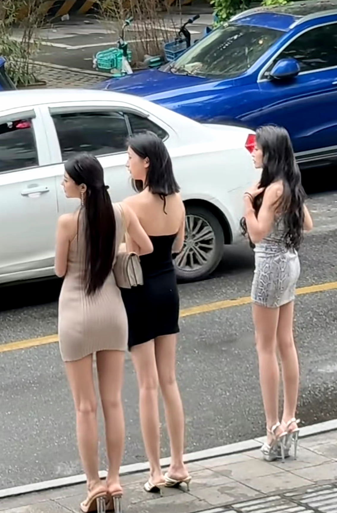 路边看到等车的漂亮女生，身处都很好呀！ ​