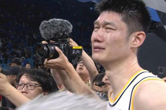 广厦夺冠!胡金秋终圆冠军梦泪洒领奖台 王博哽咽受访