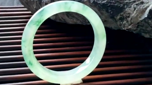 新手买腾冲翡翠手镯避坑指南：万福荣祥教你避开酸洗、注胶、染色3大雷区