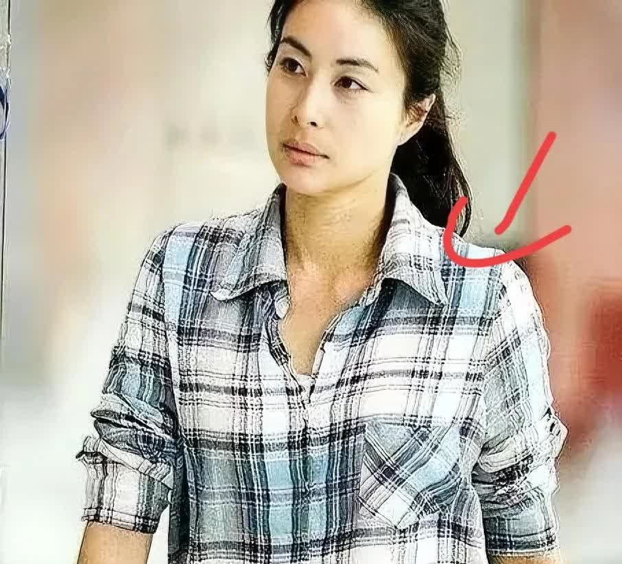 霍启刚的一番话在网上引起了热议。

​他说：“别夸我老婆郭晶晶了，

她