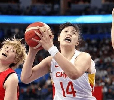 中国女篮球员李月汝谈自己向风暴队提出申请交易一事，她表示：西雅图风暴是一支很优秀