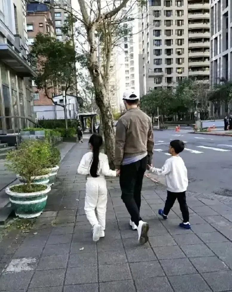 大家都在笑他是24孝老父亲，我却突然鼻子一酸。
这几天大家都在说汪小菲成了炫女狂