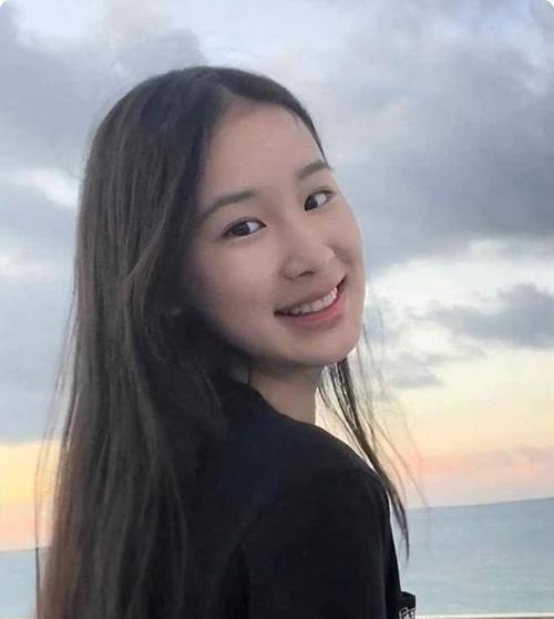 2025年8月，赵文卓18岁大女儿赵子仪考入香港大学引发关注。7月她刚从瑞士高中