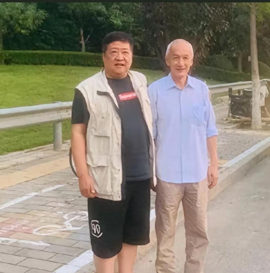 好久不见，谢亚龙现身抖音短视频，署名谢亚龙。难不成他也要宣传自己了，是出来后的高