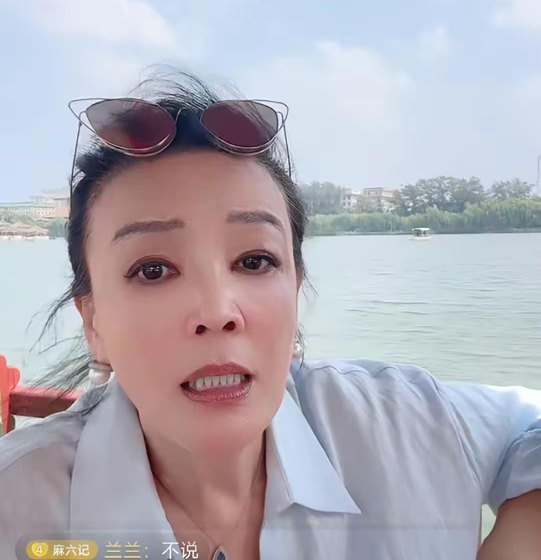 太逗了，这是亲妈吗？！
在船上直播，张兰说起汪小菲，既然那么多黑他的，也不差我一