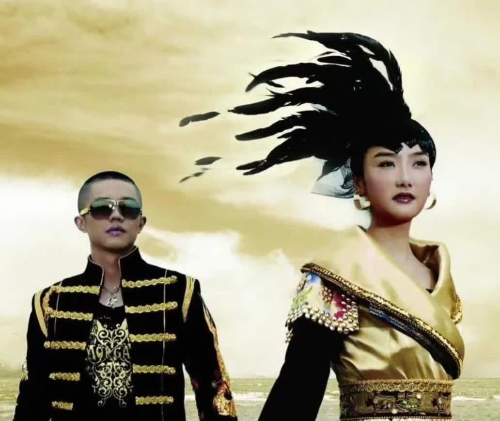 我有预感
凤凰传奇不会再开演唱会了
不是因为最近手表的事情，而是曾毅和玲花已