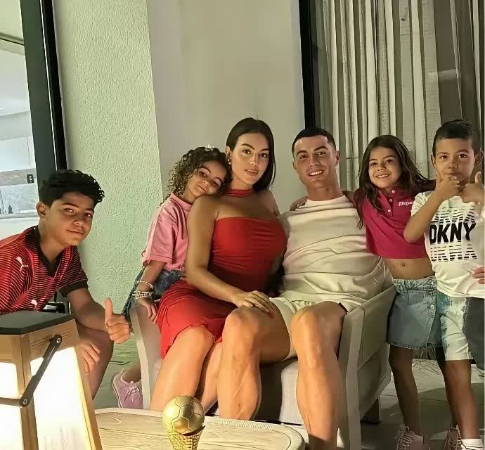乔治娜实际上是C罗的保姆加性伴侣，最终同意结婚就是觉得已经离不开她了～～
