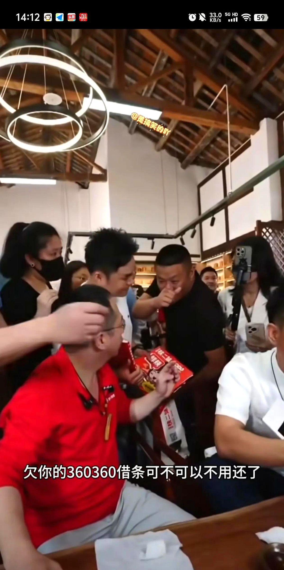 太搞笑了，周鸿祎到重庆，旁边有人问，360借条能不能不还，红衣大哥严肃地说那不是