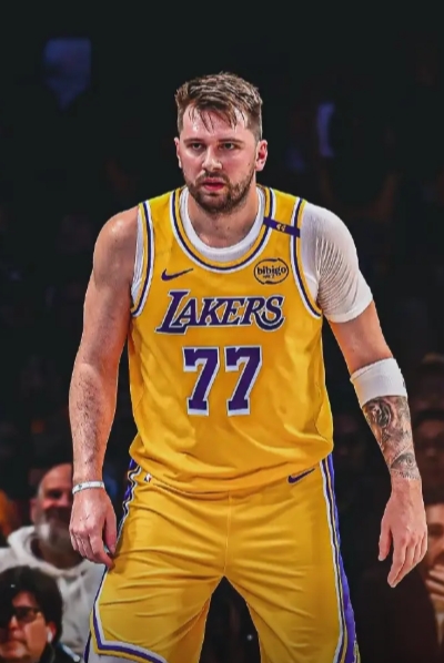 休赛季的湖人笃定能组建适合77的阵容
即使这赛季不动，如果这赛季能把范德彪的合同