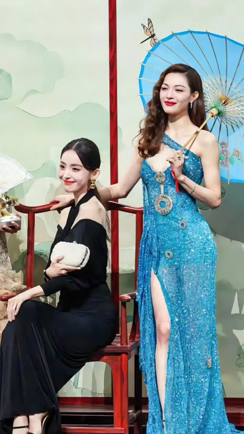 钟楚曦，168cm，美中带着高级感，旁边的是谁啊！会不会有压力感，一脸很不自信的