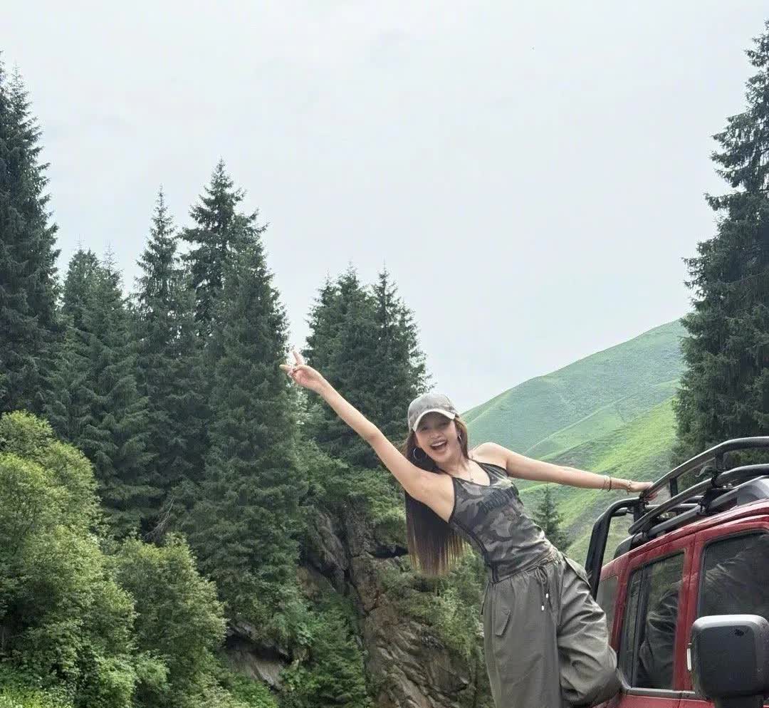 真的是
董子健不配了！

6月26日，看到孙怡晒出了一组去新疆伊犁的旅行照
