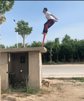 台上一分钟，台下十年功！
不知摔了多少次才有这种水平？
