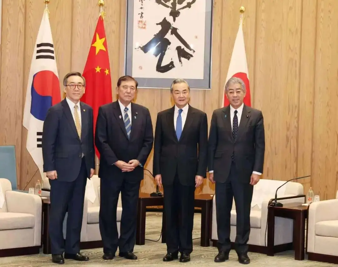 王毅外长曾经担任过三年的驻日大使，日媒用八个字形容他：相貌出众，才华惊人!　近日