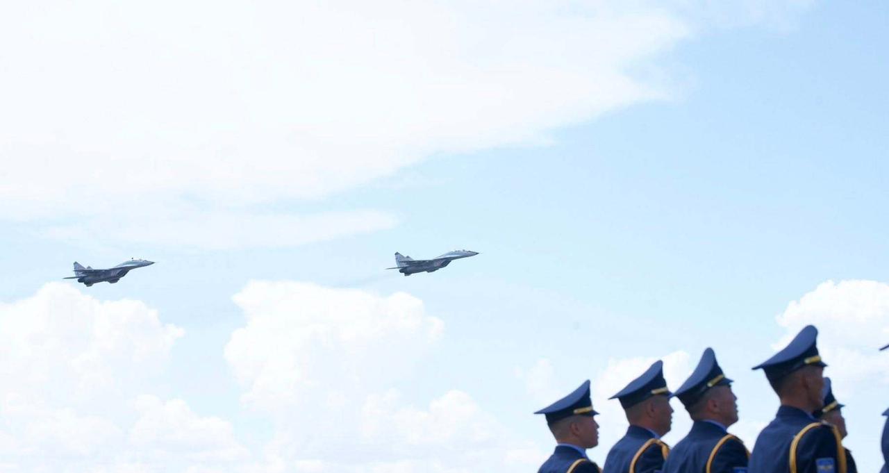 蒙古国空军庆祝成立100周年，家底都弄出来抖一下，俄罗斯空天军飞行表演队也到场捧
