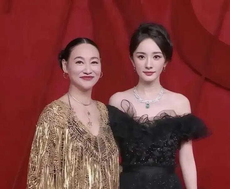 杨幂也太好看了吧？
杨幂出席时尚芭莎盛典，穿着一字肩黑金礼服，戴着绿色珠宝亮相红