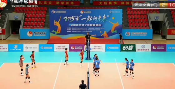 天津U18女排3-2艰难击败吉林十一高，取得最终胜利。虽然队伍表现有起伏、不稳定