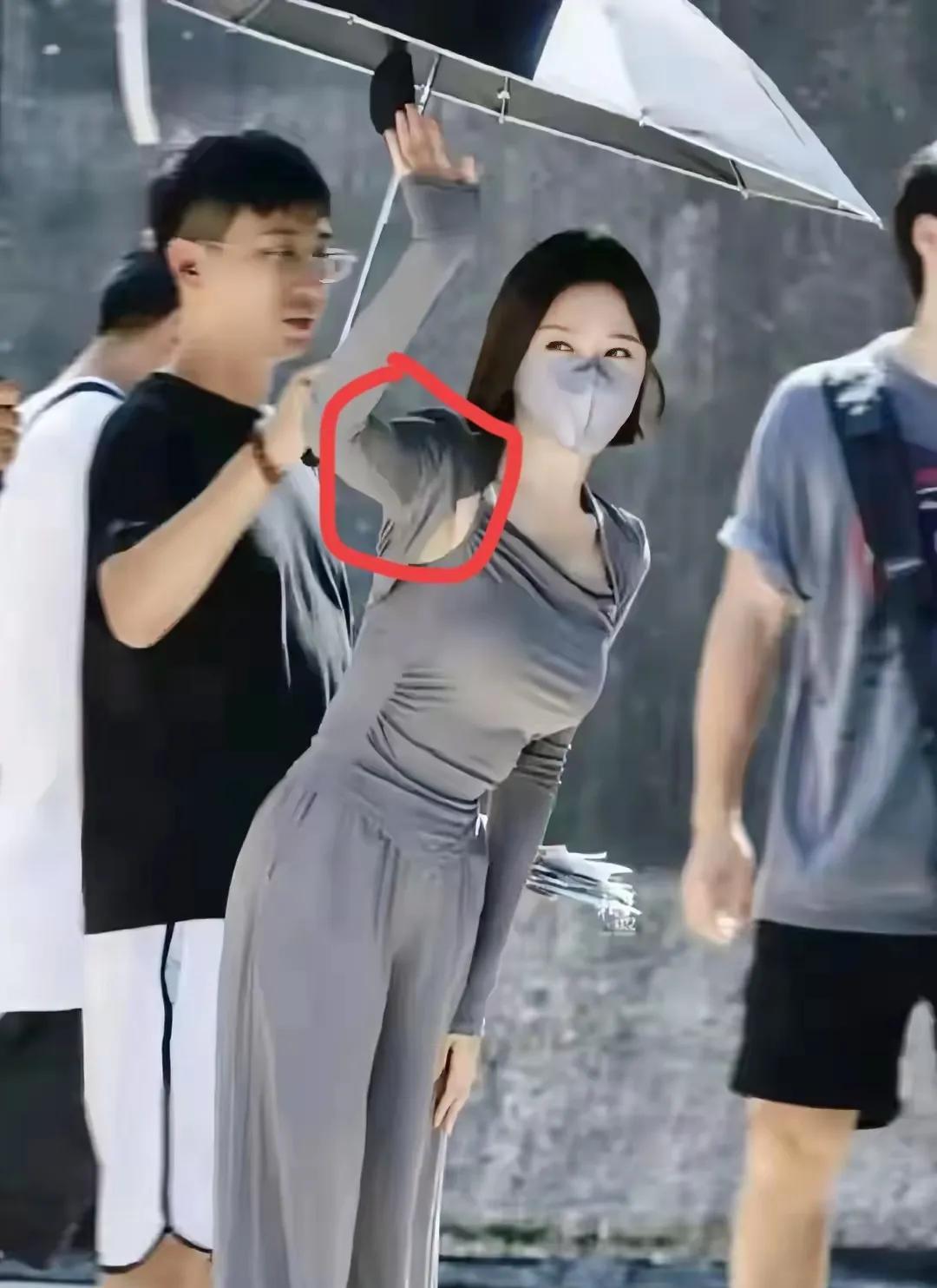 秦岚的身材窈窕，气质典雅，火辣的身材，优雅得体，给人一种大气端庄之美！
虽然戴着