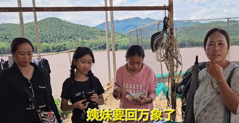 不明白老胡这里工作这么忙，还要姨妹的两个孩子留在这里，什么都是简陋的，老胡懒得饭