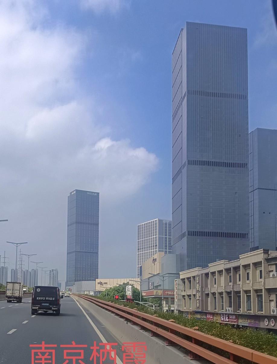 为什么说我见识短呢
因为我六年前才头一次见山
五年前才坐过火车
三年前才见过大海