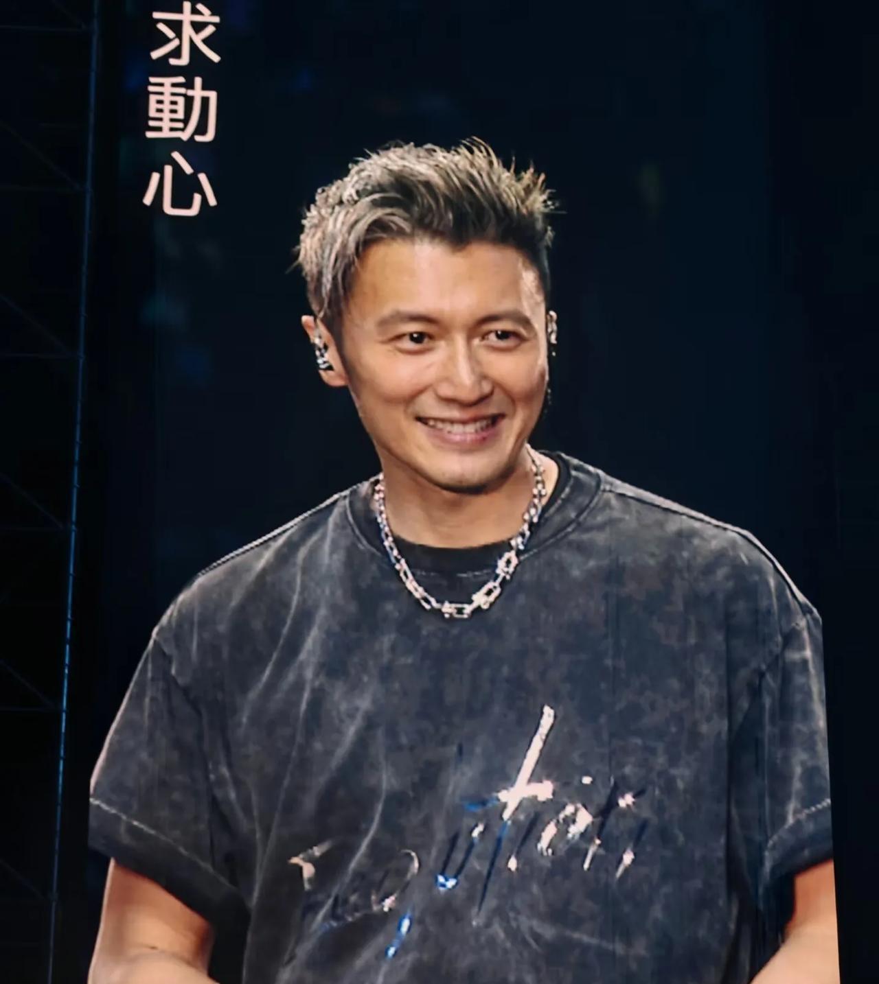 谢霆锋啥代表作都没有，我不明白
王菲张柏芝为什么那么喜欢他
网友说因为谢霆锋有一