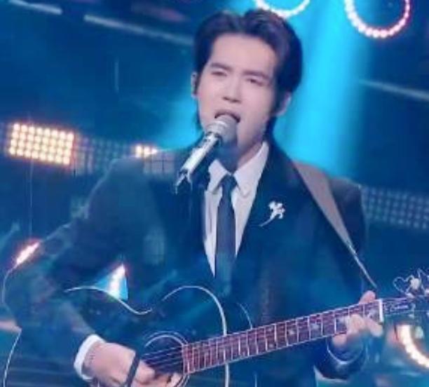 在2025年“湾区升明月”晚会上，于适自弹自唱《亲爱的小孩》，其温润声线与精湛琴