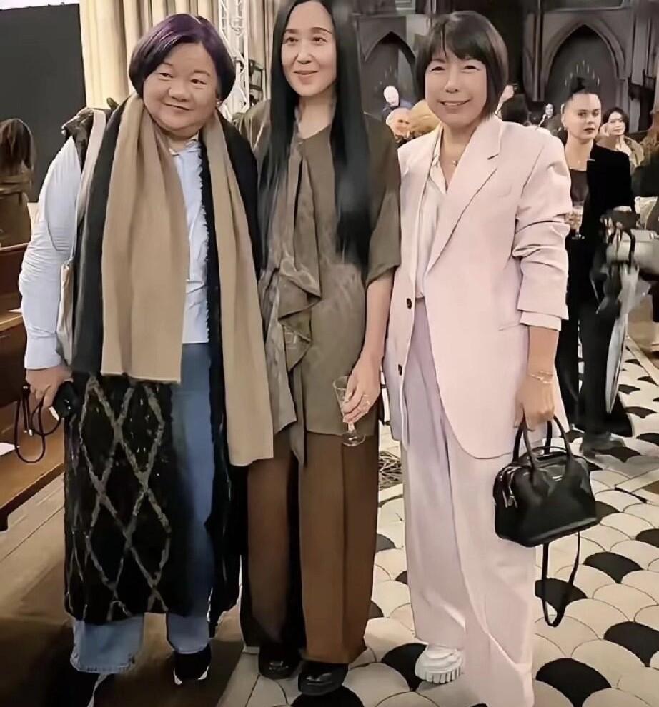 我发现好像洪晃很少穿对过衣服，她的颜值都不在观众们的审美上 ，但她雍容华贵的高级