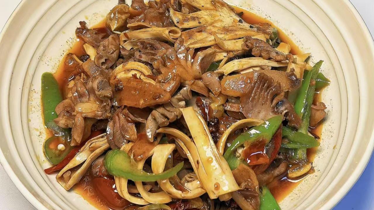 “嘎嘣脆”的深夜密谋——鸭胗黄喉在锅里蹦迪