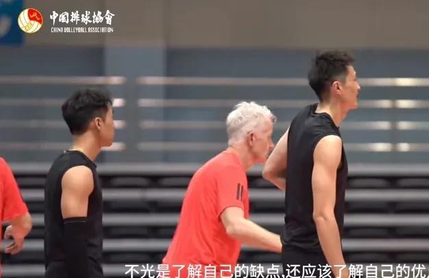 “大家是第一次来，其实很欢迎大家来看我们的训练”。
“他们今天状态非常非常火热，