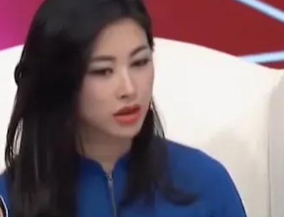 2021年，演员朱珠说：“我读书的时候，每次开家长会，我爸公司的会计、前台、秘书