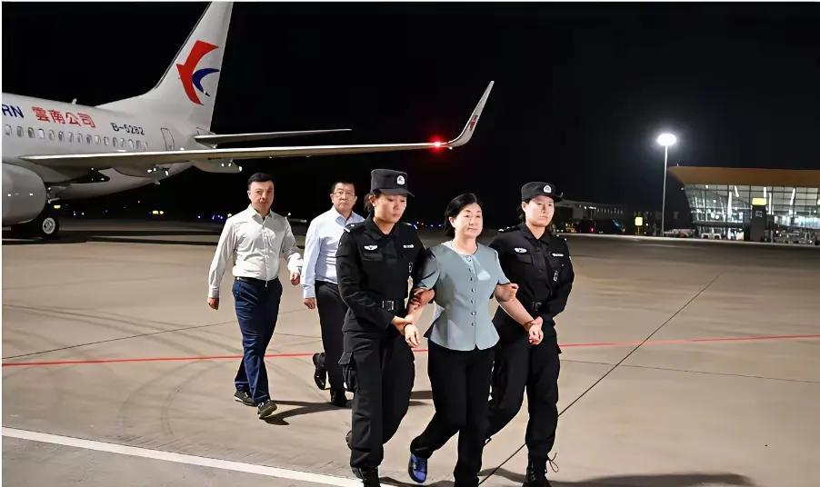 作为红通人员之一
这样的人被引渡回国
押解时，居然不上手铐？
只是两个女特警掺扶