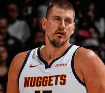 美媒更新了常规赛MVP的最新概率，尼古拉-约基奇以70.8%的概率断档领先，卢卡