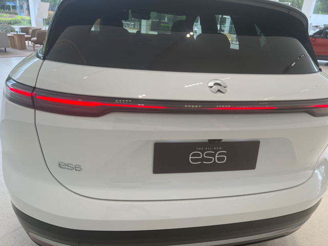 蔚来ES6急需改进的设计
ES6的后门踏板后沿为什么要设计成有凸出部的样子？！在