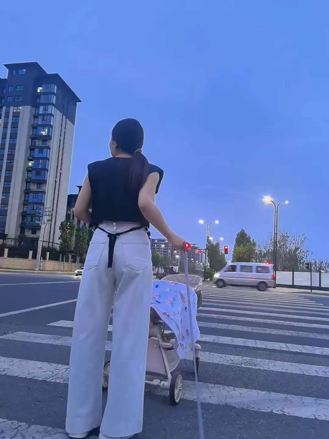 带表嫂出来遛弯，迷人的背影
