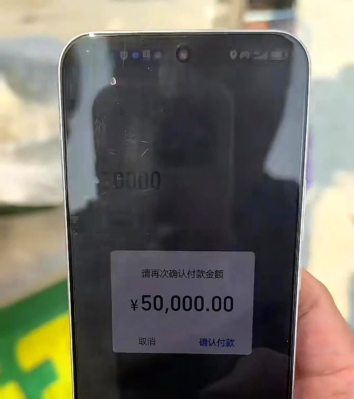 在辽宁海城大集上，男子在地摊上吃了一个苞米，喝了一碗粥，谁料，摊主收到5万元转账