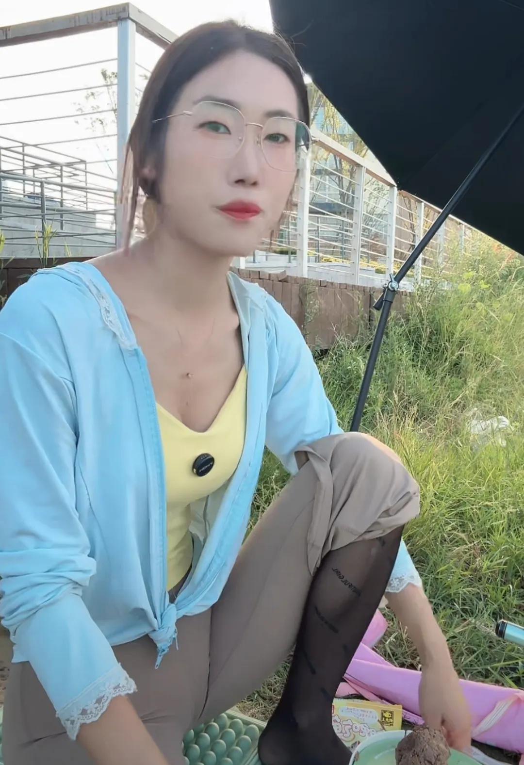 钓鱼的乐趣#上联：吃东西南北菜，求下联# #上联：书中寻净土，求下联#