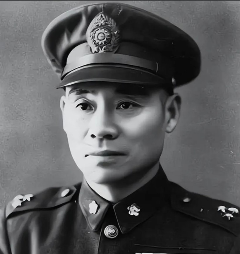 1950年，顾祝同刚坐上飞机，赵龙文手拿文件大声喊道：“不能起飞，不能起飞”，顾