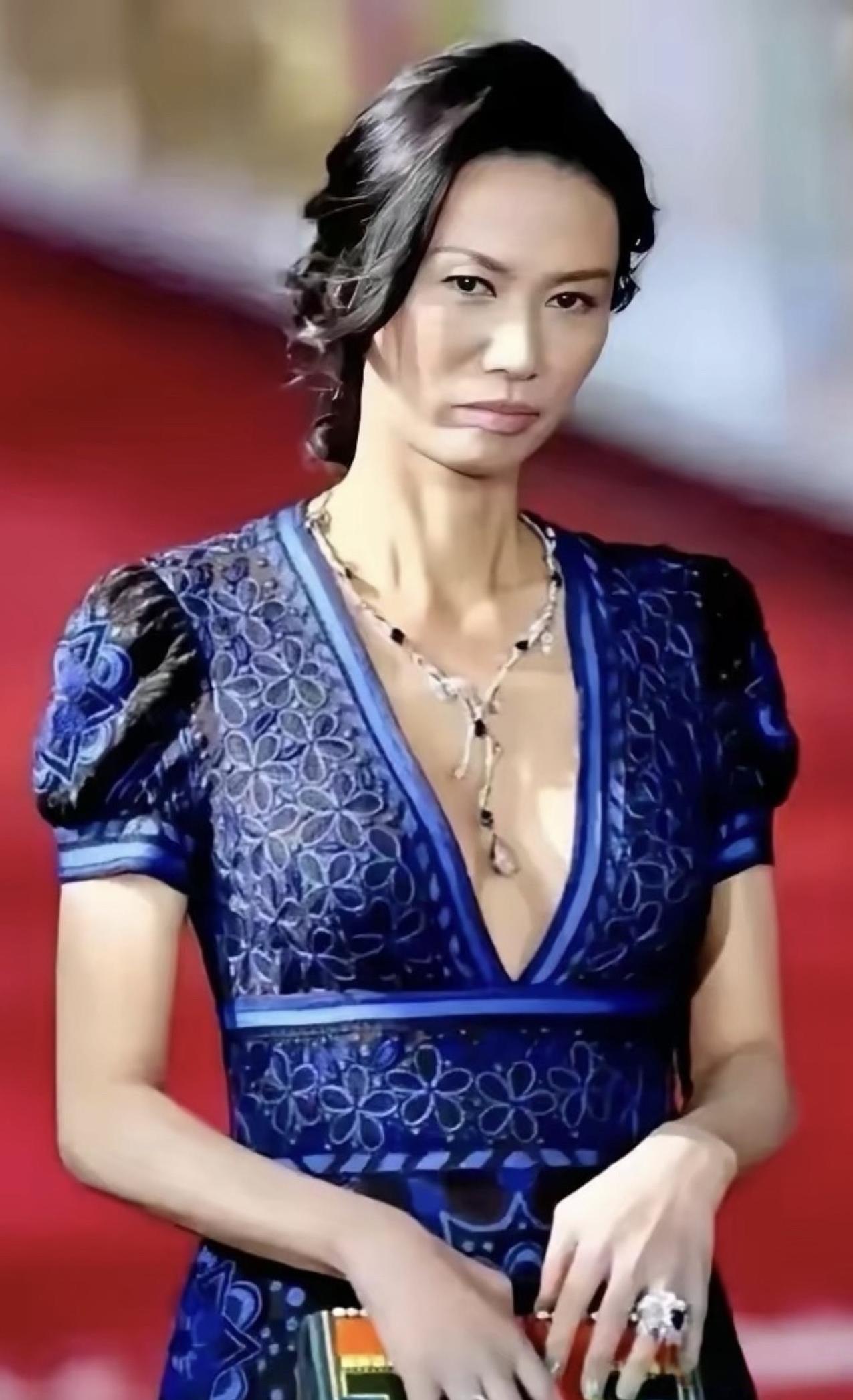 邓文迪，被一些人定义为“才华智商情商睿智融一体的世界精英”。
原来，并不美的女人