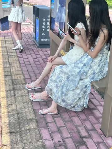 我滴妈！同样是凉拖，差别也太大了吧
我和闺蜜
差别咋那么大！
到底差在哪了呀
我