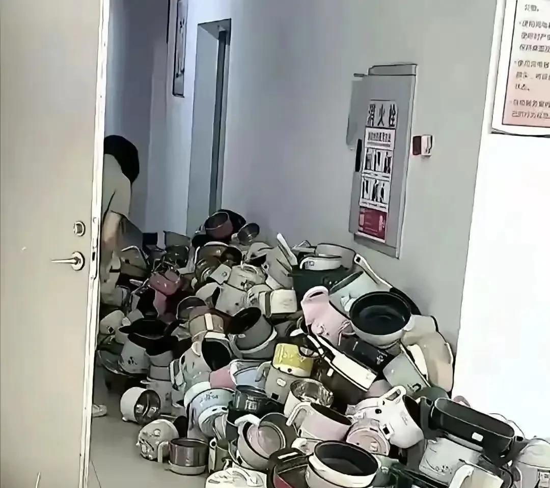 大学生一毕业，清理宿舍的阿姨发财了[看]