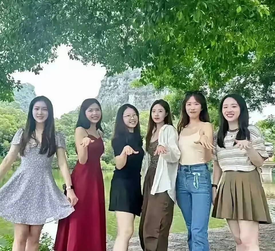 黑裙子最好看，不接受反驳