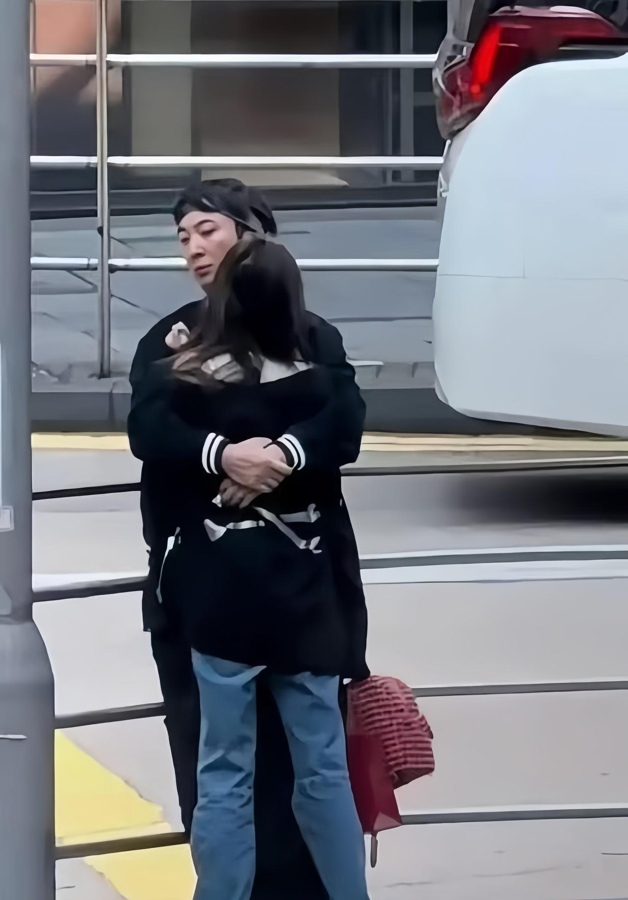 王思聪谈了那么多女朋友，从来没见过他这么偏爱她，当街抱着小女友懒懒，说甜言蜜语的