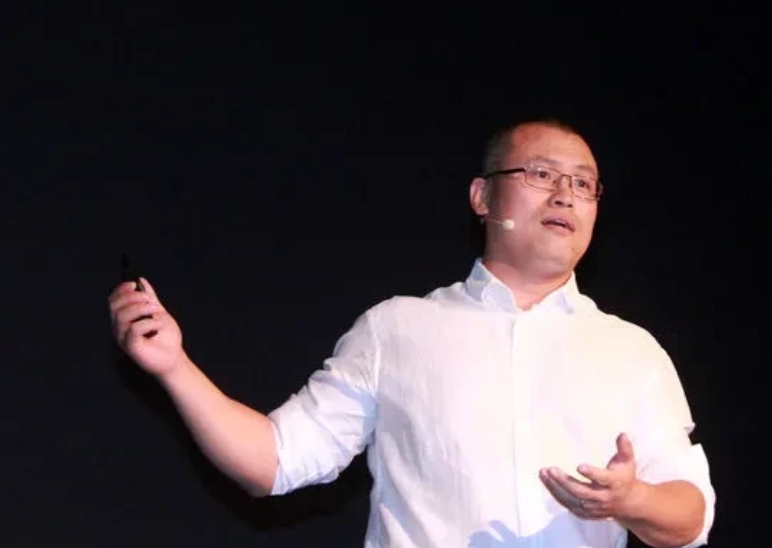 邓庆旭直截了当地问董宇辉：“你离开东方甄选，是你自己先提的，还是俞敏洪提的呢？”