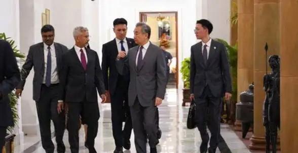 中印不是敌人，再三考虑，莫迪还是决定“向东看”。
过去几年中印关系走得并不顺，2